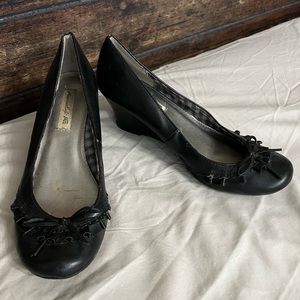 7.5 American Eagle black heels with ruffles